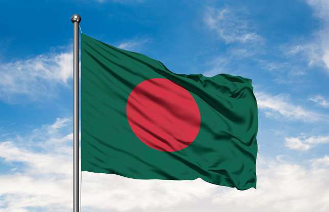 Quốc kỳ Bangladesh.Lá cờ màu xanh đỏ của Bangladesh ẩn chứa một bí mật thú vị - vòng tròn được in offset để nó luôn cân đối khi lá cờ tung bay trên cột cờ. Lá cờ được chính thức sử dụng từ năm 1972, màu xanh đại diện cho sự tươi tốt của những cánh đồng, còn màu đỏ là máu của những người đã ngã xuống vì nền độc lập. Ngoài ra, hình tròn màu đỏ còn là hình ảnh Mặt trời mọc trên vịnh Belgan.
