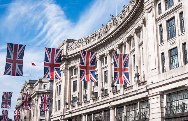 Union Jack, lá ở của Vương Quốc Anh. Là một trong những lá cờ mang tính nhận diện cao nhất thế giới, Union Jack là sự kết hợp của một số lá cờ, đại diện cho 3 vùng của Vương quốc Anh. Chữ thập đỏ đại diện cho nước Anh. Chữ X màu trắng đại diện cho Scotland và chữ X màu đỏ đại diện cho Ireland.