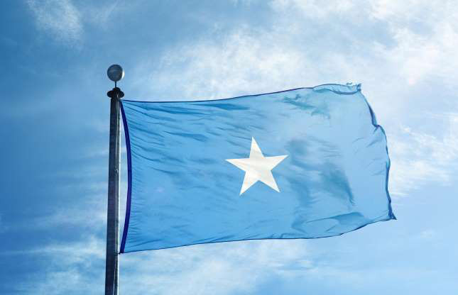 Quốc kỳ Somalia được một học giả nước này thiết kế vào năm 1954 khi đất nước chuẩn bị độc lập. Màu nền xanh da trời ban đầu được liên hệ với Liên Hợp Quốc. Tuy nhiên, ngày nay, nó đại diện cho màu của bầu trời xanh và Ấn Độ Dương. Ngôi sao 5 cánh ở giữa biểu tượng cho sự thống nhất.