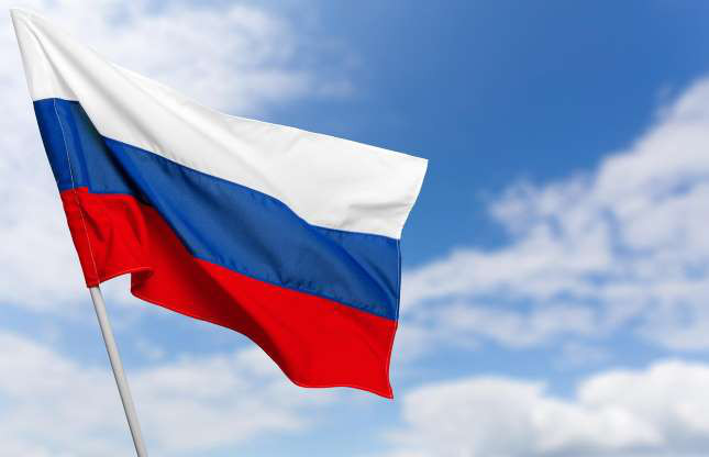 Quốc kỳ Nga. Đây là lá cờ chính thức dưới thời Sa hoàng của Đế chế Nga năm 1696. Tuy nhiên phải đến khi Liên Xô tan rã, lá cờ này mới được sử dụng lại vào năm 1991. Một số người nói rằng, màu sắc của lá cờ này đại diện cho trật tự của sự ưu tiên (màu trắng là Chúa trời, màu xanh là Sa hoàng và đỏ là nhân dân), một số người khác lại cho rằng màu trắng là đại diện cho sự thanh cao và thẳng thắn, màu xanh là sự trung thành còn màu đỏ là thịnh vượng.