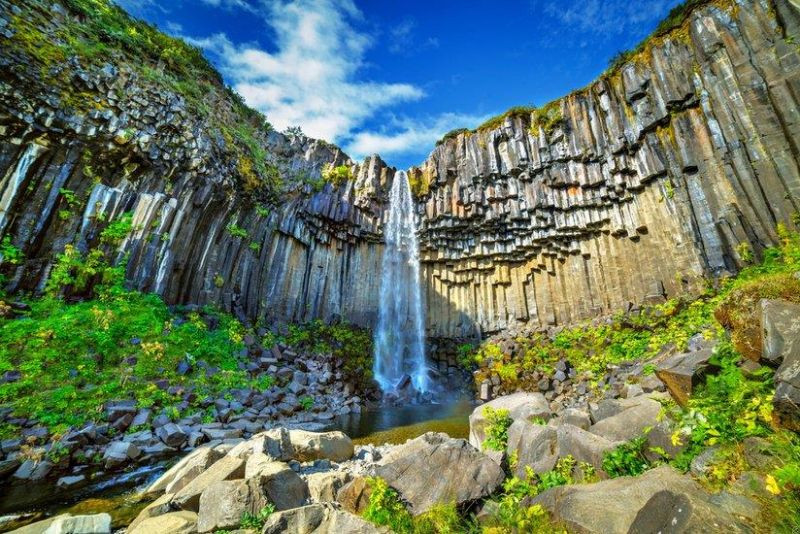 Thác nước Svartifoss (Iceland): Là vùng đất chứa đầy núi lửa, Iceland có nhiều điểm đến với những cột đá bazan quyến rũ. Công viên quốc gia Vatnajokull là một trong số đó với thác nước Svartifoss tuyệt đẹp chảy giữa những cột đá màu tối. Đáy nước chứa đầy những tảng đá sắc nhọn nên việc bơi lội không được khuyến khích tại đây.