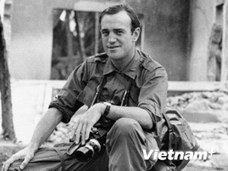  Peter Arnett trưởng thành từ Việt Nam: Nhắc đến những nhà báo quốc tế trong chiến tranh Việt Nam không thể quên Peter Arnett, người phóng viên thường trú của hãng AP đã gắn bó suốt 13 năm với cuộc chiến này. Arnett sinh năm 1934 tại New Zealand. Năm 1951, ông khởi nghiệp làm báo tại quê nhà. Năm 1961, Arnett được tuyển làm phóng viên thường trú của hãng tin AP tại Jakarta, Indonesia. Giữa năm 1962, Arnett sang thường trú tại Sài Gòn để theo dõi cuộc chiến tại Việt Nam đang bắt đầu leo thang.