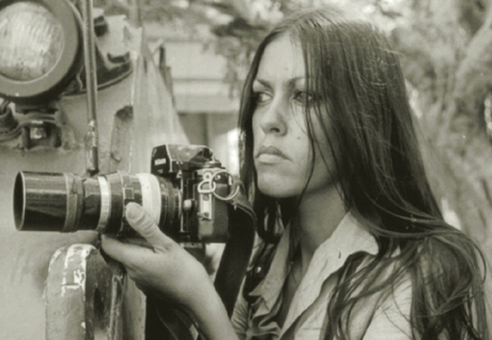  Nữ phóng viên gan dJ: Chiến thắng 30/4 ngày nay được biểu tượng bằng hình ảnh xe tăng quân Giải phóng húc đổ cánh cổng Dinh Độc Lập. Tuy nhiên, ít người biết, bức ảnh đó là của một nữ phóng viên gan dạ chụp được. Bà là Francoise Demulder, được các đồng nghiệp gọi với cái tên thân mật là Fifi. Sau khi học triết học tại Paris, Fifi đã cầm máy sang Việt Nam làm một nhà nhiếp ảnh tự do.