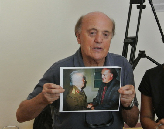 Mặc dù không có những bức ảnh nổi tiếng nhưng Arnett lại được giải thưởng Pulitzer từ năm 1966 cho những bài báo khách quan của ông về cuộc chiến Việt Nam. Một trong những bài báo nổi tiếng của Arnett là bài viết về việc quân Mỹ thí nghiệm sử dụng khí gas để tấn công đối phương.