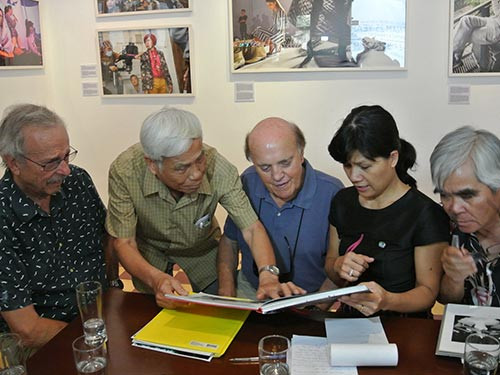 Trong con mắt các đồng nghiệp đương thời, ông là một nhà báo có sức làm việc phi thường. Có lần một nữ phóng viên từ Mỹ sang phỏng vấn Phạm Xuân Ẩn để tìm hiểu về diễn biến Việt Nam thời bấy giờ. Vốn tính trào lộng, ông Ẩn nói: “Chạy theo tin tức quá mất thưởng thức cái đẹp thiên nhiên xung quanh mình. Lúc nào cũng tưởng ngày mai trời sập. Làm đến nỗi mặt trời mọc hay lặn không thèm để ý. Phụ nữ làm một giai đoạn thôi, chứ tất cả thành Peter Arnett … thì chết”. Mặc dù là câu nói đùa song cũng cho thấy hình ảnh Peter Arnett trong con mắt đồng nghiệp như thế nào.