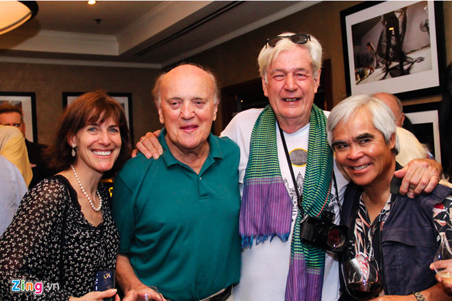 Vào ngày 20/3/1965, sau một thời gian tìm hiểu và đã nắm được bằng chứng xác thực, Peter Arnett công bố bài viết về việc quân Mỹ và chính quyền Sài Gòn sử dụng khí gas và các biến thể gas với tác dụng gây nôn mửa, ngất xỉu, ngạt… để tấn công đối phương. Cho đến lúc ấy, Peter là nhà báo đầu tiên phanh phui việc quân Mỹ sử dụng vũ khí hóa học. Peter cũng đưa ra một nhận định mang tính hồi tưởng làm tăng thêm giá trị kích thích dư luận rằng: “Mặc dù những chất sử dụng ở đây không gây sát thương và không có ảnh hưởng lâu nhưng ý tưởng đó mang lại sự hồi tưởng về Chiến tranh thế giới thứ nhất và việc sử dụng hơi độc i-pê-rit”.