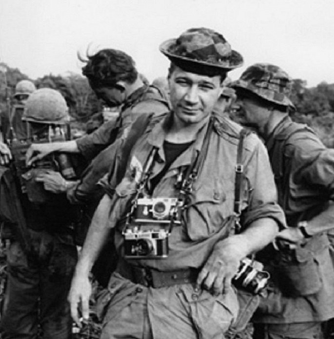 Bên cạnh đó, nó còn tác động mạnh vào tâm lý người dân Mỹ, làm thay đổi quan điểm của nhiều người. Có những người trước đây lừng chừng nay cũng bộc lộ quan điểm phản đối cuộc chiến sau khi họ được xem bức ảnh này trên báo. Bức ảnh này đã mang lại cho Adams hai giải thưởng lớn là giải thưởng Ảnh báo chí thế giới năm 1968 và giải thưởng Pulitzer danh giá năm 1969 ở nội dung ảnh sự kiện.