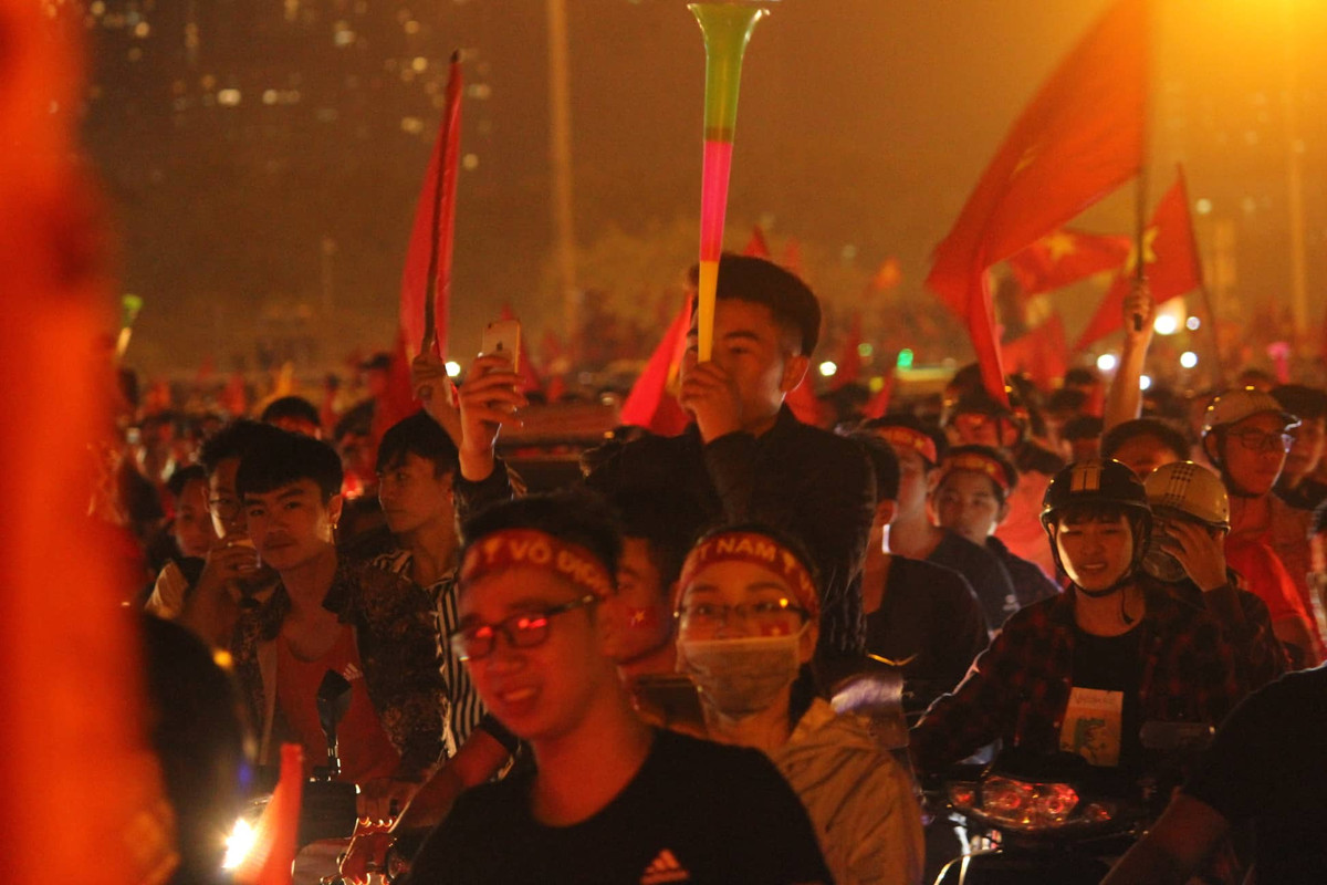 Tiếng kèn, tiếng chống vang lên khắp phố phường xen lẫn tiếng hô vang “Việt Nam chiến thắng! Việt Nam vô địch”.