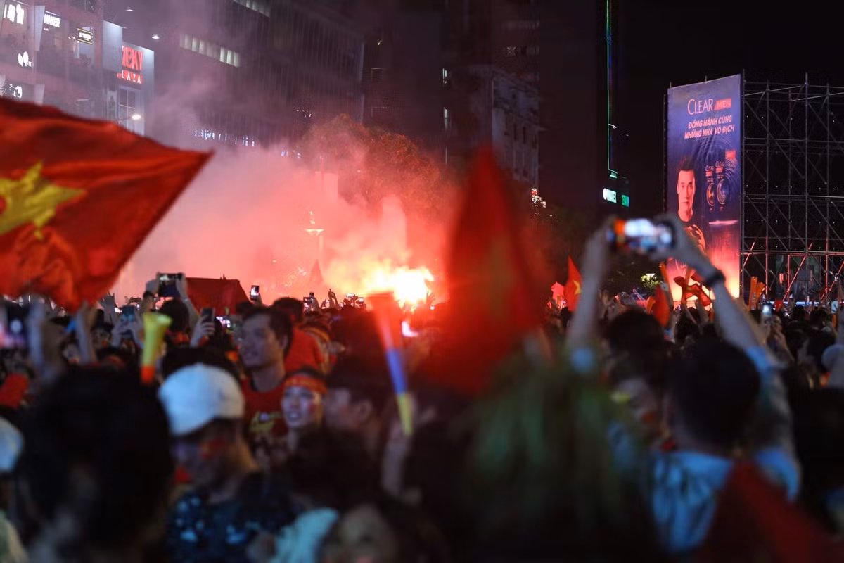 Tại TP HCM xuất hiện việc đốt pháo sáng ăn mừng.