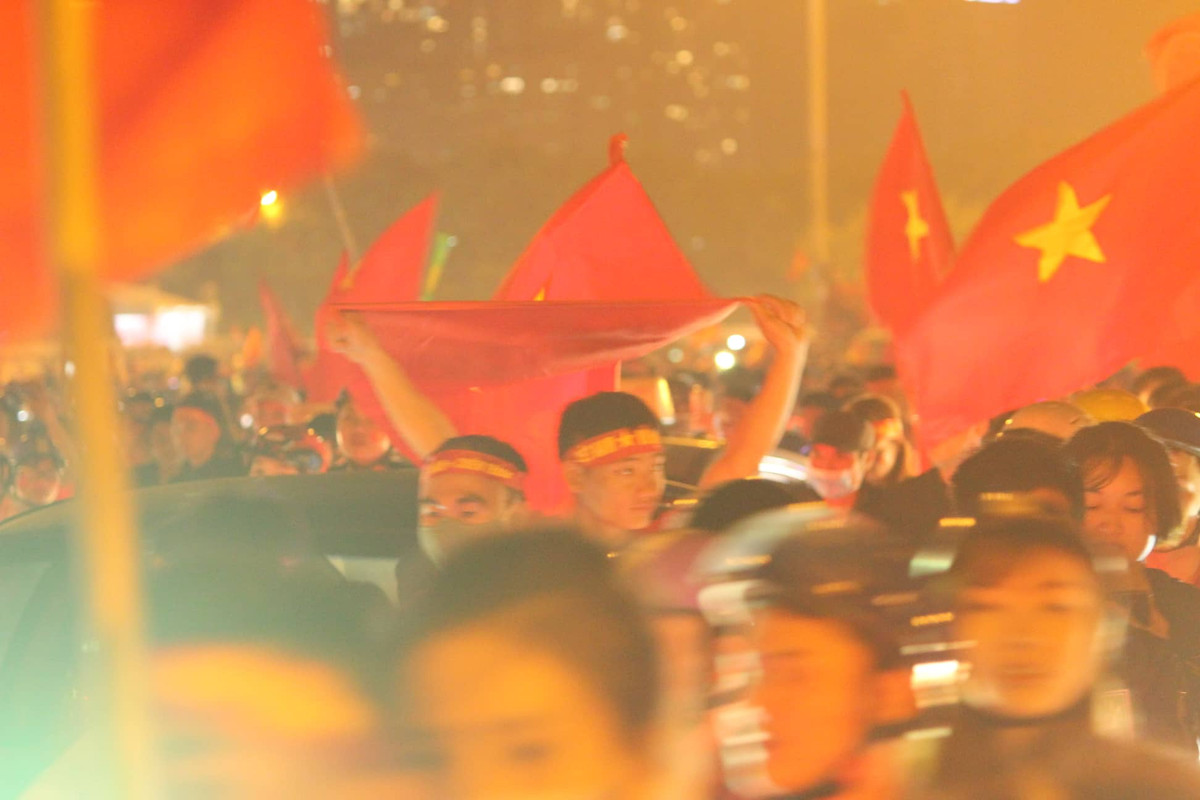 Là cờ Tổ quốc tung bay khắp phố phường.