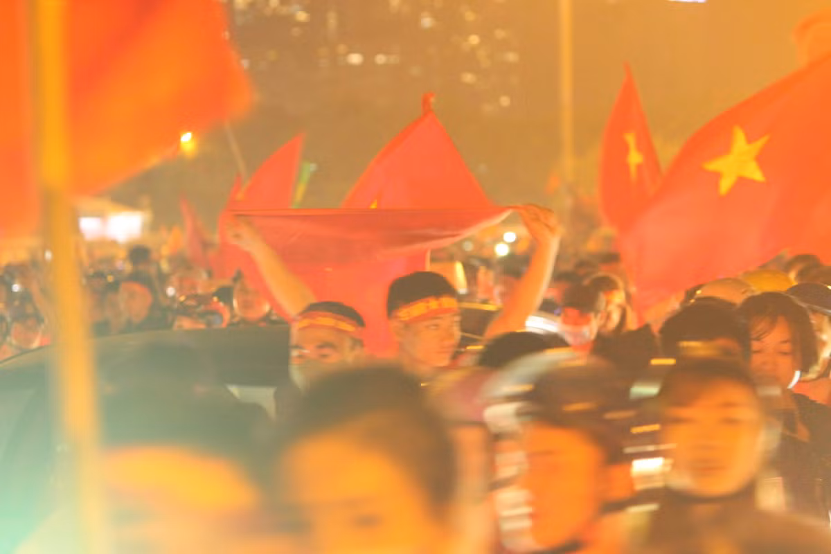 Là cờ Tổ quốc tung bay khắp phố phường.