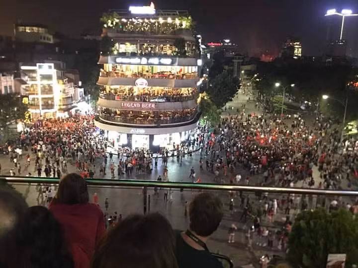 Không khí náo nhiệt tại phố đi bộ.