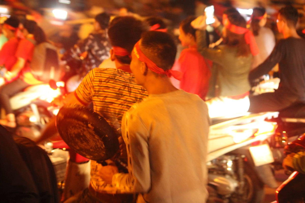 Không kèn không trống thì dùng chảo.