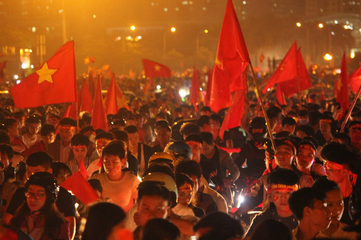Mặc dù đêm đã khuya nhưng không thể ngăn được đoàn người đổ về trung tâm TP để ăn mừng chiến thắng tuyệt vời của đội tuyển Việt Nam trước Philippines trong cả trận lượt đi và lượt về.