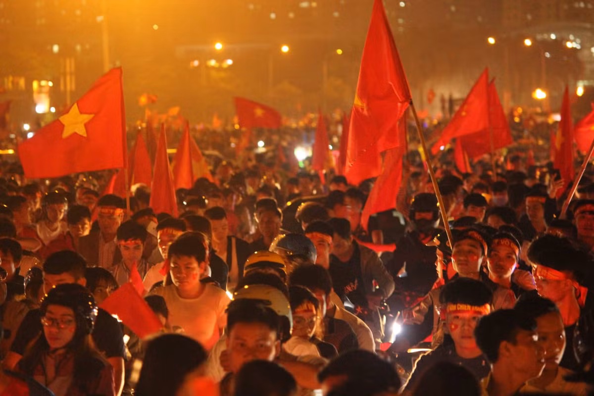 Mặc dù đêm đã khuya nhưng không thể ngăn được đoàn người đổ về trung tâm TP để ăn mừng chiến thắng tuyệt vời của đội tuyển Việt Nam trước Philippines trong cả trận lượt đi và lượt về.