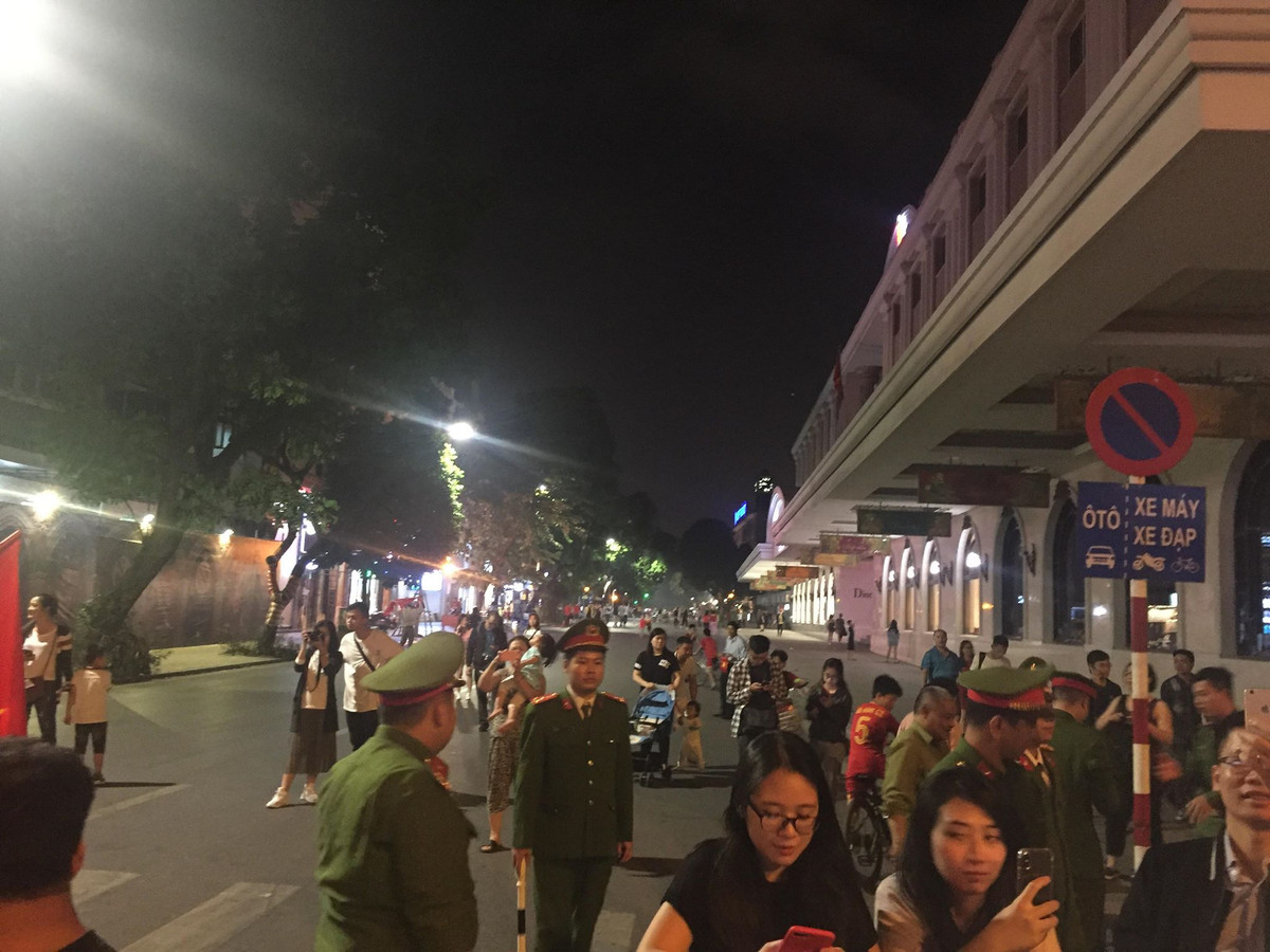 Lực lượng công an được tăng cường ở nhiều khu vực để đảm bảo an ninh cũng như ngăn chặn các hành động quá khích nếu có.