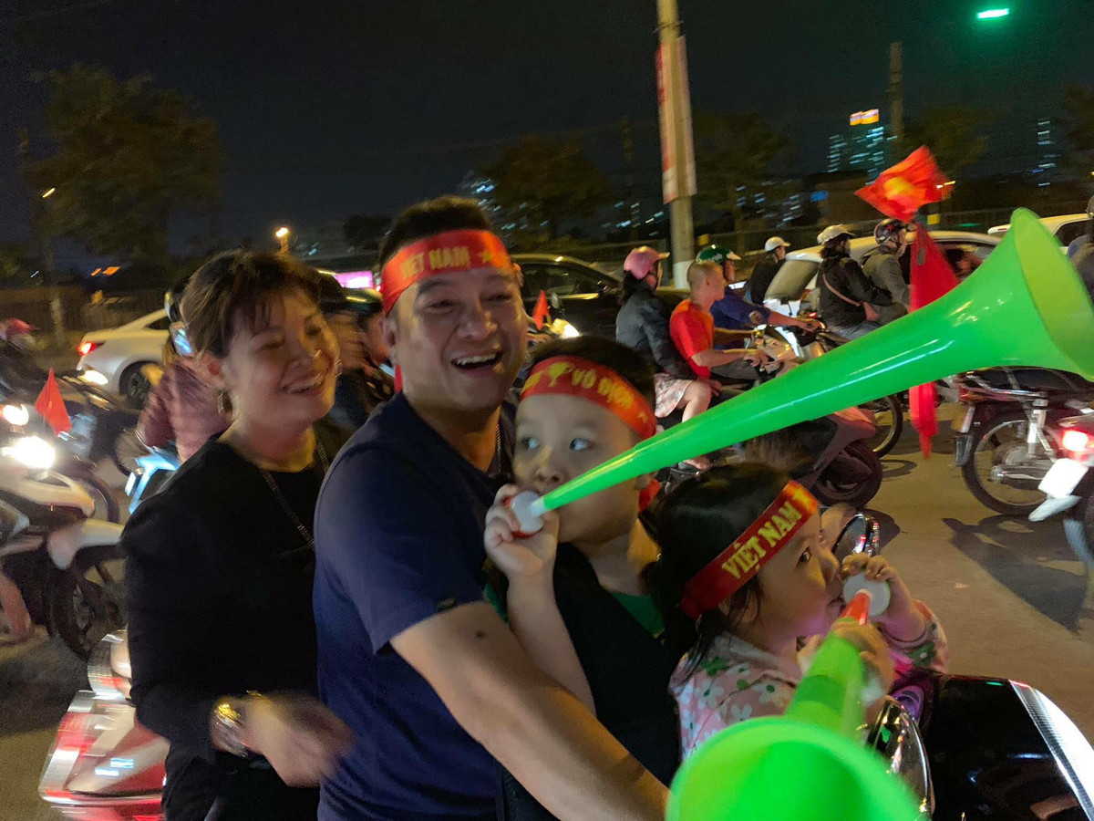 Cả gia đình trên một chiếc xe lên đường đi ăn mừng chiến thắng.