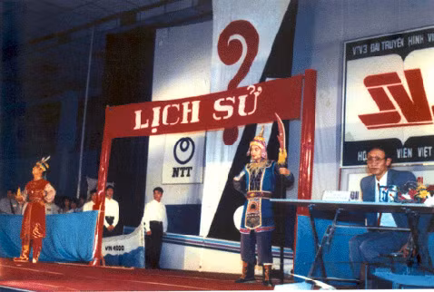 Nhớ về những ngày đầu làm chương trình, nhà báo Lại Văn Sâm chia sẻ trong chương trình cà phê sáng: "Khi chúng tôi ra mắt kênh VTV3 năm 1996, đối tượng đầu tiên chúng tôi hướng đến đó là thanh niên. Chính vì thế, chúng tôi hướng chương trình của mình tới các bạn ấy, đồng thời cố gắng khơi dậy tinh thần tuổi trẻ, lòng nhiệt huyết ở các bạn". Ảnh: Songthu.