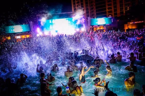 Hay nói đơn giản rằng trào lưu pool party được nhìn qua con mắt của giới trẻ là: Một đám đông sôi nổi, với những bộ cánh mát mẻ, tụ tập tại một khu vực hồ bơi nào đấy, cùng ăn uống nhảy nhót bên làn nước xanh trong tiếng nhạc sôi động của DJ, có cả Tây lẫn Ta, cả nam và nữ chẳng hề ngần ngại “bung lụa”. Pool party đơn giản là như vậy - một buổi tiệc tưng bừng tại hồ bơi.