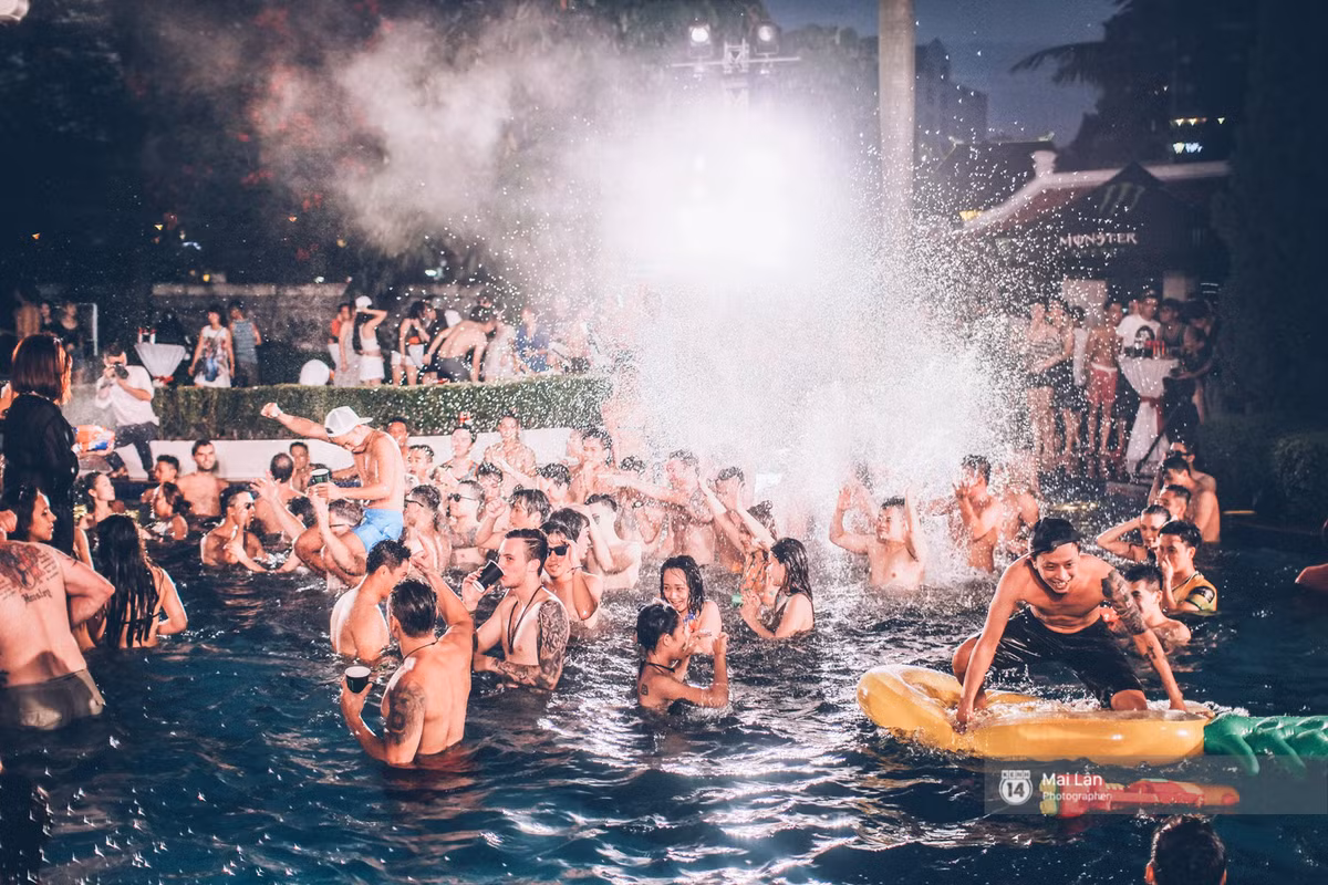 Dấu hiệu đầu tiên trong lịch sử thuộc di tích Mohenjo-daro tại Pakistan. Sau đó, đến thế kỷ thứ 6 trước Công Nguyên. Dần dần, trải qua nhiều mốc lịch sử khác nữa, từ các thời điểm ra đời nhiều câu lạc bộ và địa điểm lớn, nổi tiếng và cầu kỳ hơn, cho tới việc phát minh ra cả áo tắm 1 mảnh thì tới ngày nay, nó đã và đang trở thành một hình thức có tính đại chúng ngày càng cao, kết hợp với nhiều dịch vụ đi kèm như biểu diễn, ăn uống ngoài trời...