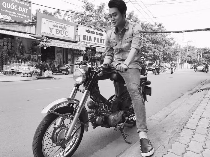 Bức ảnh bụi bặm được chú thích vui "Quang Vinh 1980s" khiến các fan thích thú. Có thể thấy, chàng ca sĩ Sơn Ca Quang Vinh đã trưởng thành và thay đổi rất nhiều. Ảnh: FB Quang Vinh.