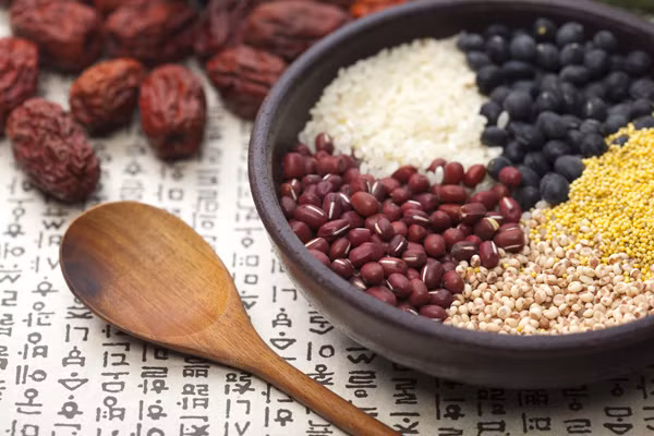 Ngũ cốc thô có chứa axit phytic và chất xơ, sẽ kết hợp với nhau tạo kết tủa, cản trở cơ thể hấp thụ khoáng chất như canxi, sắt…nên người thiếu các nguyên tố canxi, sắt…cũng được khuyến cáo không nên sử dụng ngũ cốc thô. (Nguồn Bizweb)