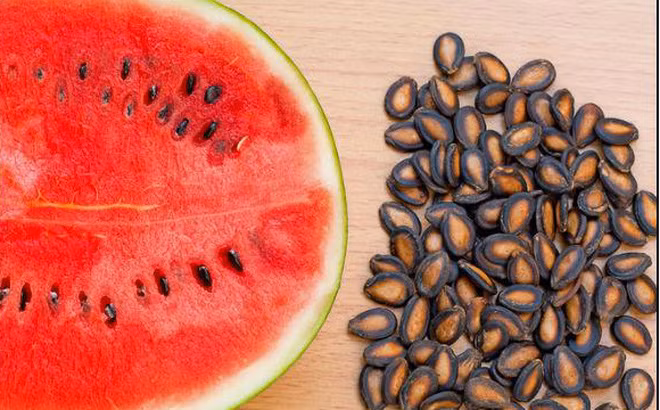 Hạt dưa hấu giàu vitamin B, B1, B3, các khoáng chất như magiê, kali, sắt, kẽm, phốt pho và đồng. Loại hạt này có tác dụng giải độc cơ thể, phòng ngừa bệnh tim mạch và hạ huyết áp. (Nguồn Soha)