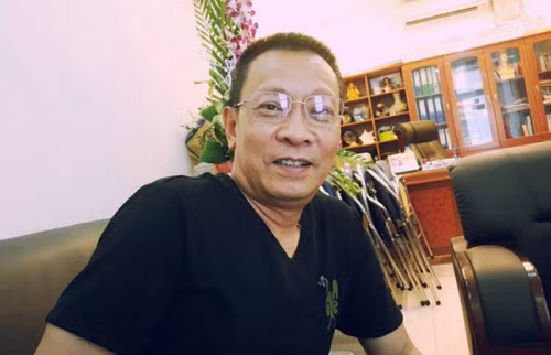 Cùng với sự giỏi giang, uyên bác và đời sống riêng kín tiếng, chỉn chu, nhà báo kỳ cựu đã được nhiều tầng lớp khán giả yêu mến. Những hình ảnh làm việc và đời tư của nhà báo Lại Văn Sâm được công chúng hết sức quan tâm. Ảnh: FB Lại Văn Sâm.