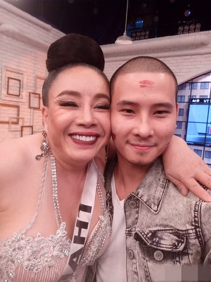 U60 tuyển chồng. Chẳng phải những cô gái còn son mới dám tuyển chồng đâu nhé. Mới đây, một nữ đại gia U60 Thái Lan đã gây sốc hệ mặt trời khi tự tin đăng đàn tuyển chồng với chỉ các tiêu chí mà ai cũng sốc: Dưới 25 tuổi, cao trên 1,8m, nặng dưới 70kg, cơ bụng 6 múi...và một loạt những yêu cầu khắt khe khác. Lạ đời nhất là đây chẳng phải lần đầu tiên bà tuyển chồng mà đã đến lần thứ 9. Ảnh: Bankokpost.