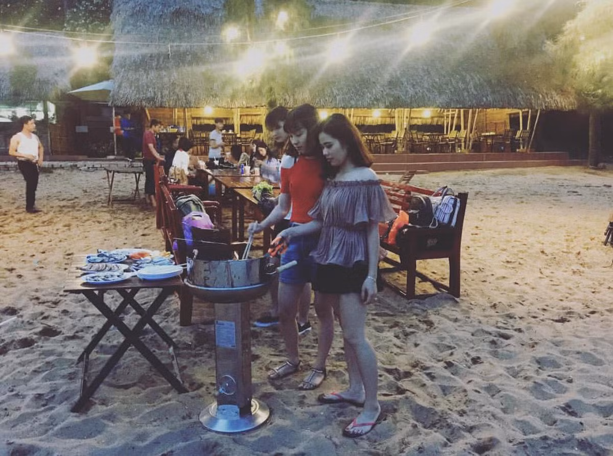 Hay là điểm đến thú vị của hội bạn siêu quậy, ban ngày có thể lôi nhau vui đùa cùng với sóng biển, hò hét mà không cần nhìn xung quanh. Tối đến BBQ và hát hò thâu đêm trên bãi biển, tại sao lại không nhỉ? Ảnh: huebe93