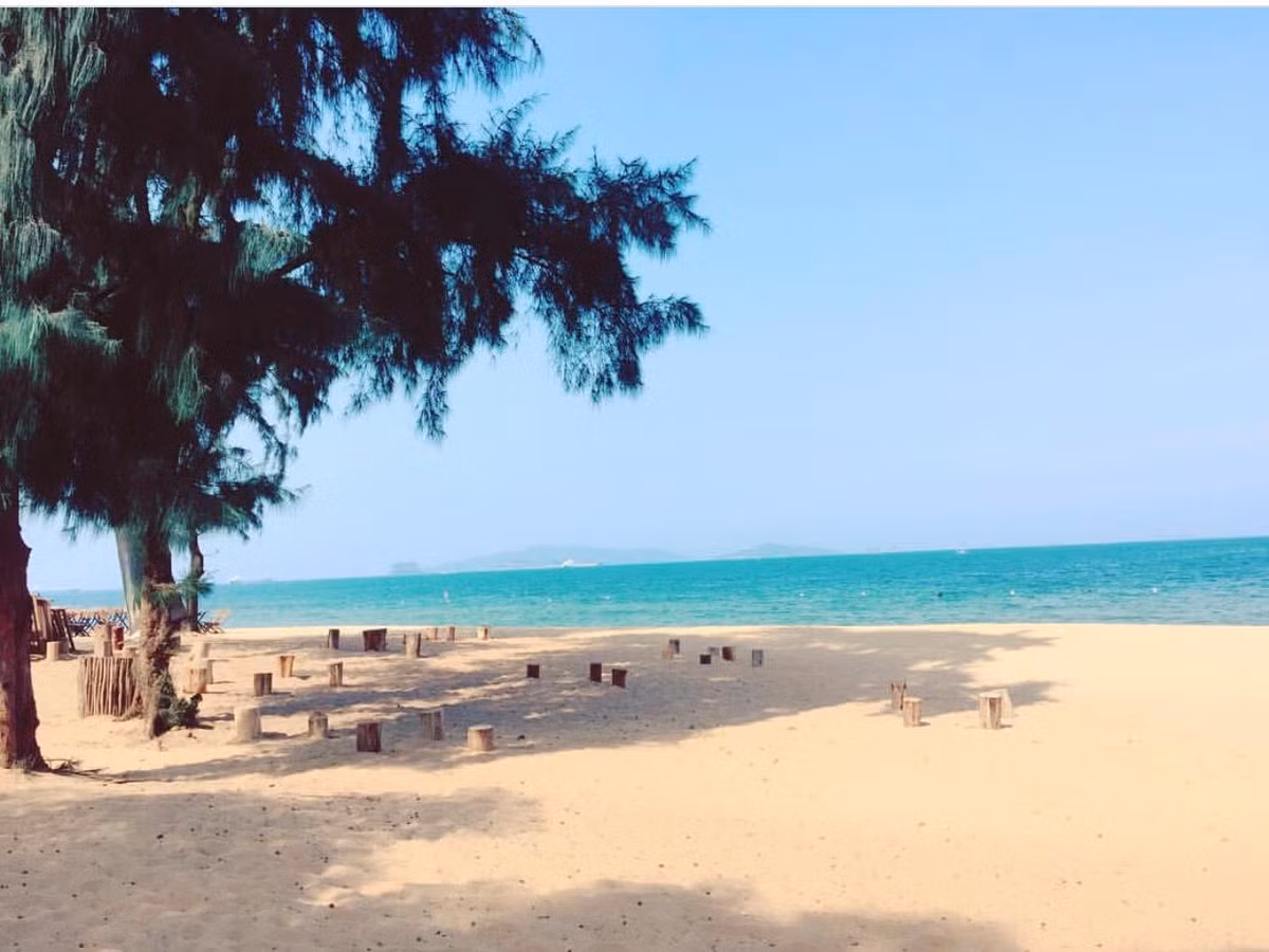 Bãi Đông Thanh Hóa vẫn đang là điểm đến mới lạ của mùa hè này, bạn đã bao giờ ước có một bãi biển "của riêng mình" chưa? Bãi Đông chính xác là một sự lựa chọn hoàn hảo dành cho bạn. Ảnh: lanvii