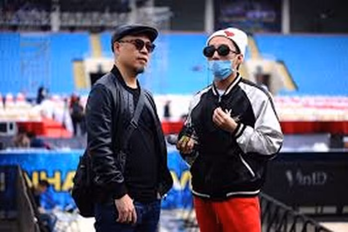 Sau tất cả những lùm xùm, ngay khi nhìn thấy người thầy đáng kính là nhạc sĩ Huy Tuấn, Sơn Tùng vẫn lễ phép đến chào hỏi, bắt tay và trò chuyện thân thiết. Ảnh: Zingnews.