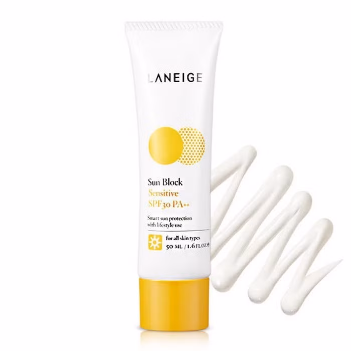 Kem chống nắng Laneige. Loại kem chống nắng này đã trở nên nổi tiếng sau khi xuất hiện trong bộ phim “Hậu duệ mặt trời”. Ưu điểm của nó là mùi thơm rất nhẹ (nên hợp cho cả nam và nữ), chất kem mịn, dùng được cho da nhạy cảm và da dễ bị nổi mụn. Ảnh: Lamdepshop.