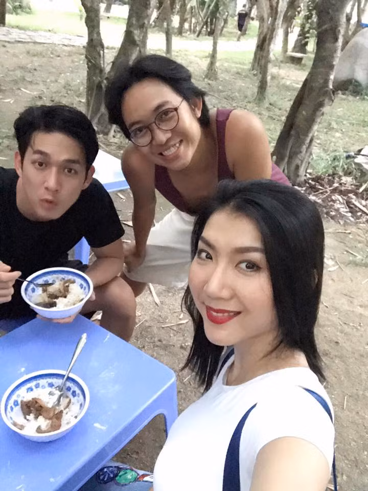 Ngọc Quyên còn tranh thủ gặp gỡ bạn bè, ăn những món ăn bình dị yêu thích như hồi còn ở Việt Nam. Ảnh: FB Ngọc Quyên.