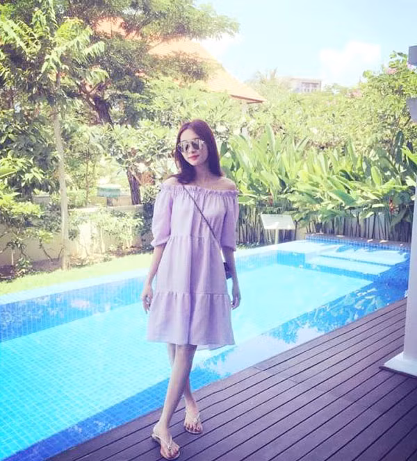 Váy baby doll trễ vai màu tím pastel nhẹ nhàng thích hợp cho một ngày hè nghỉ dưỡng ở resort hay đơn giản là du lịch biển, xuống phố cũng phù hợp vô cùng. Chiếc kính tráng gương hot trend cũng ngay lập tức được Đặng Thu Thảo cập nhật. Ảnh: Showbiz8.