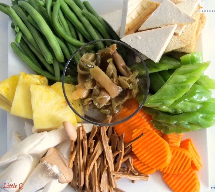 Canh đậu hũ chua cay. Món canh này phải chuẩn bị nhiều nguyên liệu nhưng lại ra thành quả tuyệt vời. Nguyên liệu gồm đậu phụ non, đùi gà rút xương, cà rốt, măng chua, nấm (loại nào cũng được), đậu hà lan, trứng, gừng, hành. Thịt gà luộc, xé nhỏ, các nguyên liệu khác thái hạt lựu. Ảnh: Littleq.