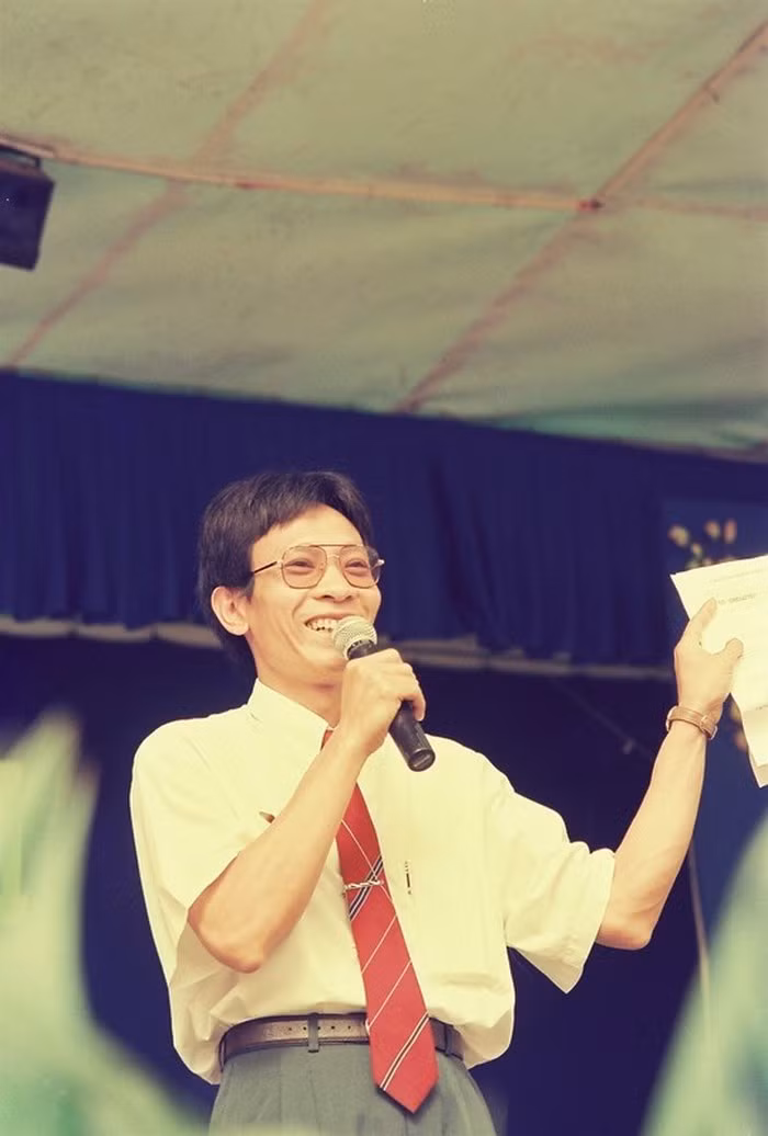 SV 96 cũng là chương trình đưa tên tuổi của nhà báo Lại Văn Sâm đến với các khán giả truyền hình. Đặc sản của "anh Sâm" lúc bấy giờ là nụ cười tươi rói năng động và giọng dẫn truyền cảm vững chắc, gần gũi với lớp thanh niên. Ảnh: Nguoinoitieng.