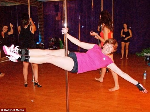 Ba ngoai 63 tuoi mua cot dieu luyen goi cam hon gai 20