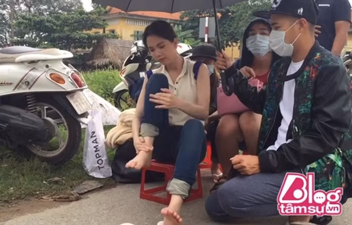 Những hoạt động bắt buộc ngoài trời, Ngọc Trinh thoa kem chống nắng kỹ càng khắp cơ thể. Ảnh: Blog Tâm Sự.