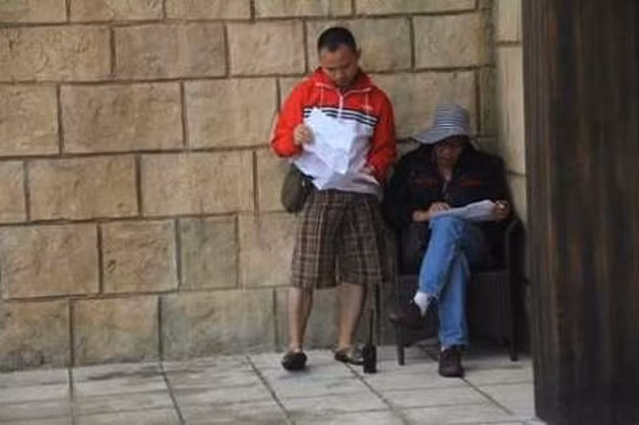 Rất ăn ý và hiểu nhau trong công việc, có thể đó là do giữa họ có sợi dây huyết thống thần giao cách cảm. Lại Bắc Hải Đăng thú nhận, chỉ cần nói cái là ông bố của mình đã hiểu ngay. Ảnh chụp trong một buổi tổng duyệt chương trình của hai bố con. Ảnh: VTCnews.