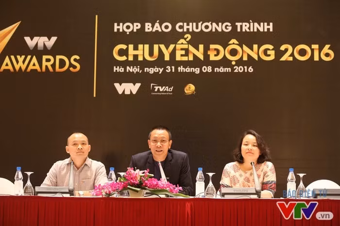 Hình ảnh hai cha con Lại Văn Sâm trong một buổi họp báo VTV Awards – Chuyển động 2016. MC Lại Văn Sâm và con trai đã trả lời thẳng thắn những câu hỏi của báo chí. Ảnh: VTV.