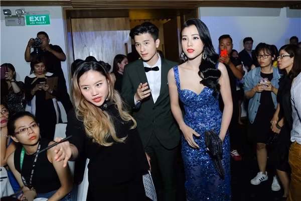 Anh chàng còn rất ga lăng đưa tình cũ thoát khỏi đám đông để vào bên trong. Thái độ này của cả hai sau chia tay khiến nhiều người bất ngờ. Ảnh: Fb Honghotshowbiz.