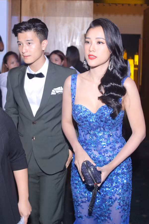 Tối 7/6, Huỳnh Anh - Hoàng Oanh bất ngờ xuất hiện chung tại sự kiện ra mắt một kênh truyền hình mới tại Việt Nam. Đây là lần đầu cả hai sánh đôi sau khi công khai chia tay. Hoàng Oanh diện chiếc đầm cúp ngực gợi cảm, trong khi Huỳnh Anh bảnh bao với vest. Ảnh: Fb Honghotshowbiz.