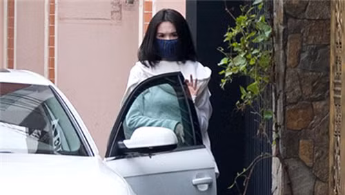 Nữ hoàng nội y Ngọc Trinh giữa trời nắng trở thành Ninja để bảo vệ làn da trắng sứ ngọc ngà của cô. Ảnh: Phunutoday.