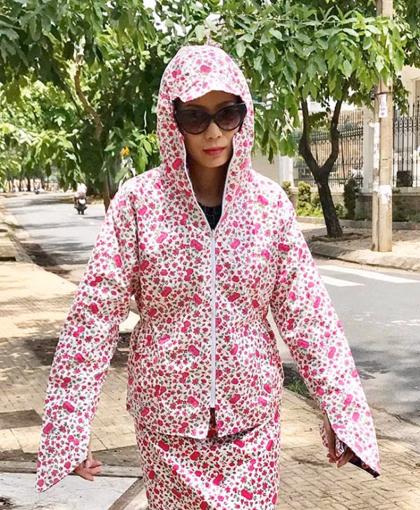 Á hậu Trịnh Kim Chi tông xuyệt tông với cả bộ áo váy chống nắng cùng màu. Ảnh: Zingnews.