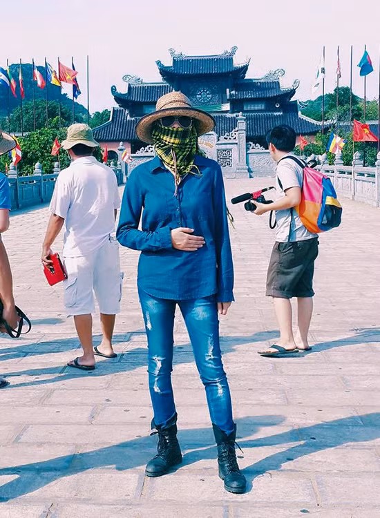 Ngô Thanh Vân chống nắng khi đi quay phim. Thời trang chống nắng của cô nàng y hệt cao bồi miền Tây. Ảnh: Yeah1.