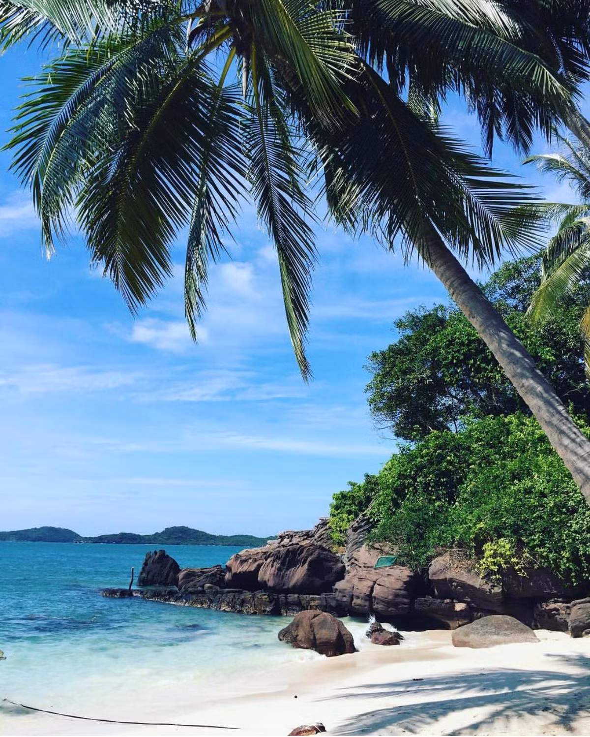 Những rặng dừa nằm nghiêng, soi bóng xuống làn nước màu xanh huyền ảo. Chính là điểm riêng khác biệt của hòn Móng Tay cùng như của đảo ngọc Phú Quốc. Ảnh: annie_be_nho