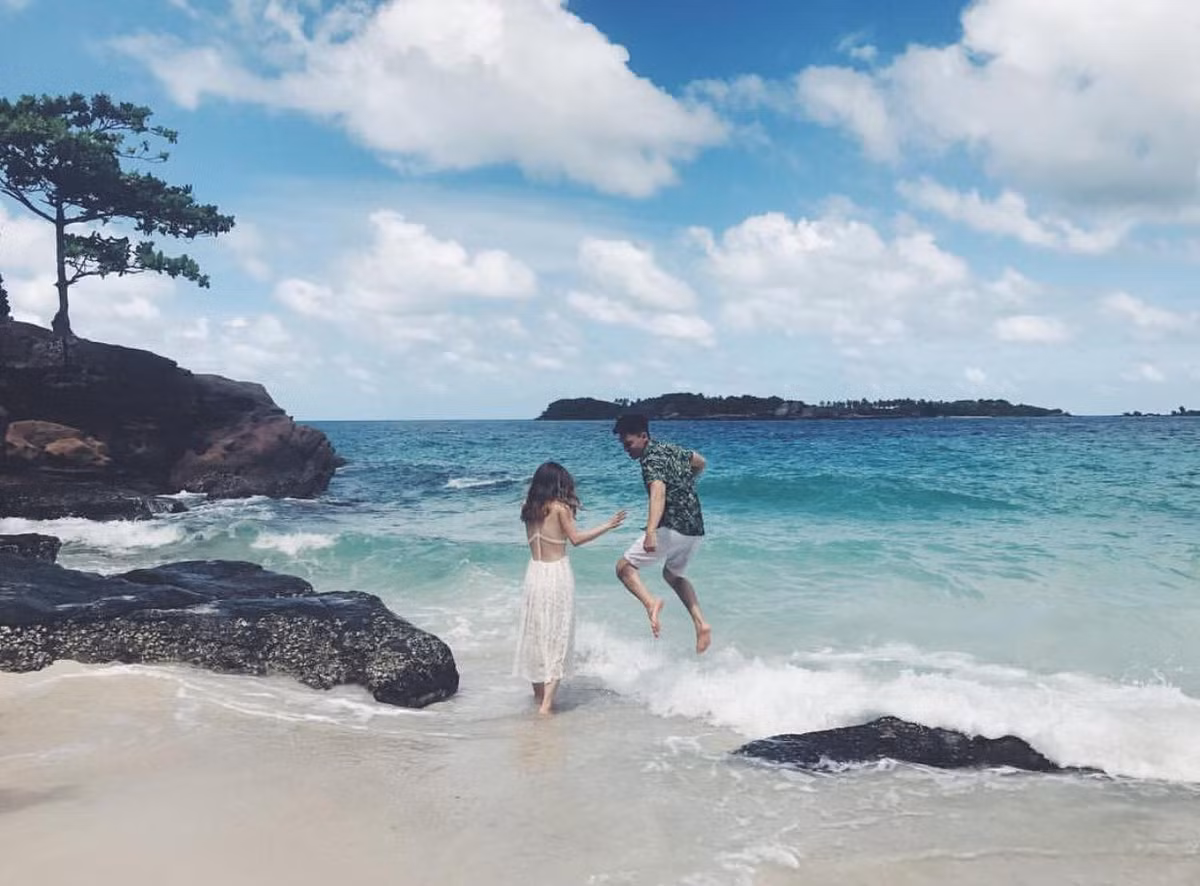 Nếu bạn muốn tận hưởng cảm giác “một mình một cõi” hoặc các cặp tình nhân muốn tìm không gian riêng tư tuyệt đối thì không nên bỏ qua cái tên hòn Móng Tay. Ảnh: ngooc_eng