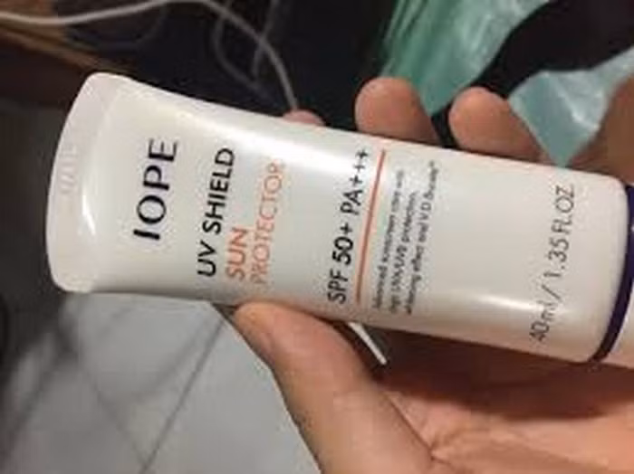 Kem chống nắng IOPE. Kem chống nắng có khả năng tạo hiệu ứng da căng bóng mịn, có thể dùng thay thế kem lót khi trang điểm để tạo lớp nền phủ sương nhẹ nhàng cho ngày hè.