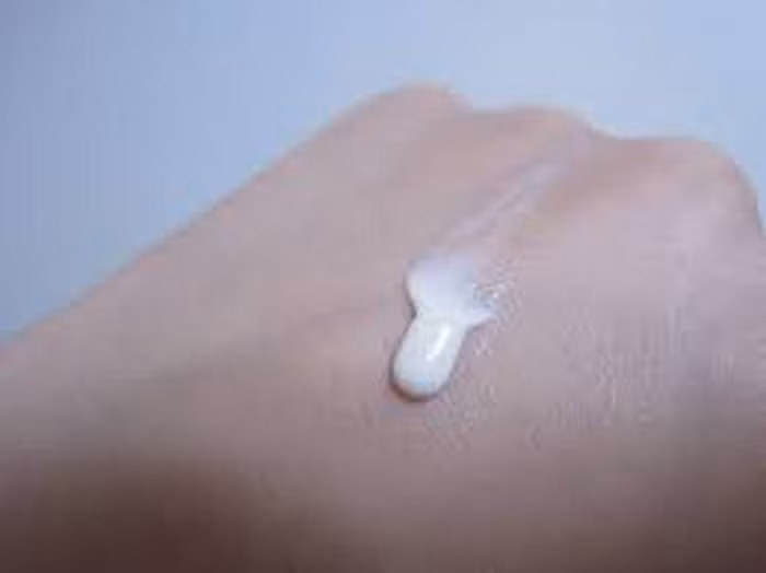 Điểm cộng cho dòng kem chống nắng này là đi kèm bông thấm như một dạng của cursion. Tuy nhiên, điểm trừ là chỉ có một tông màu sáng duy nhất rất khó để chọn lựa. 